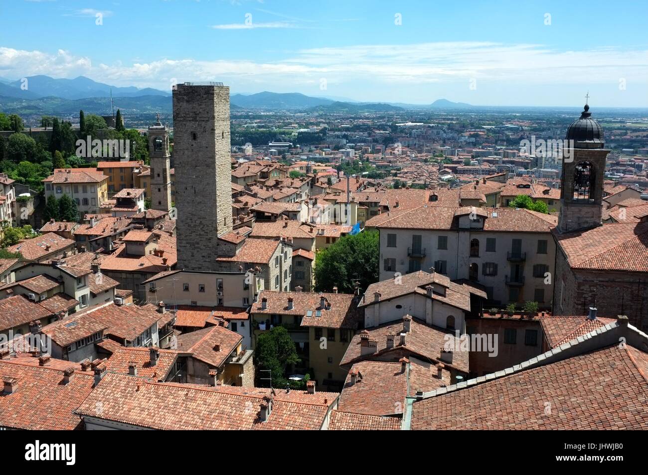 L'horizon de Bergame (notamment la Torre del Gombito) face à l'est de la Tour Municipale, Citta Alta, Bergame, Lombardie, Italie, juillet 2017 Banque D'Images