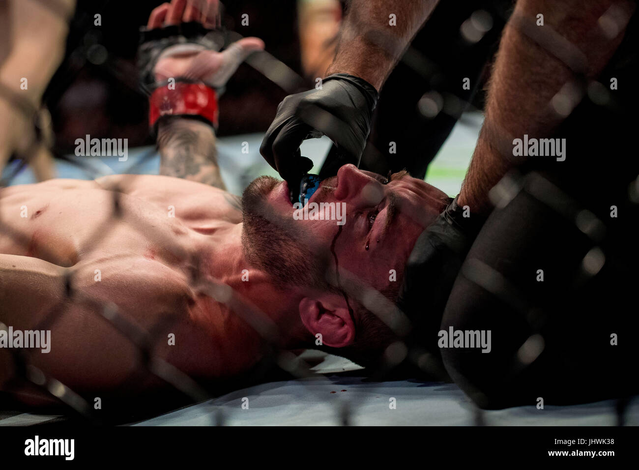 Stevie Ray reçoit une attention médicale au cours de son combat léger pendant l'UFC Fight Night à l'ETI Hyrdo, Glasgow. ASSOCIATION DE PRESSE Photo. Photo date : dimanche 16 juillet 2017. Voir l'activité de sport histoire UFC. Crédit photo doit se lire : Craig Watson/PA Wire. Banque D'Images