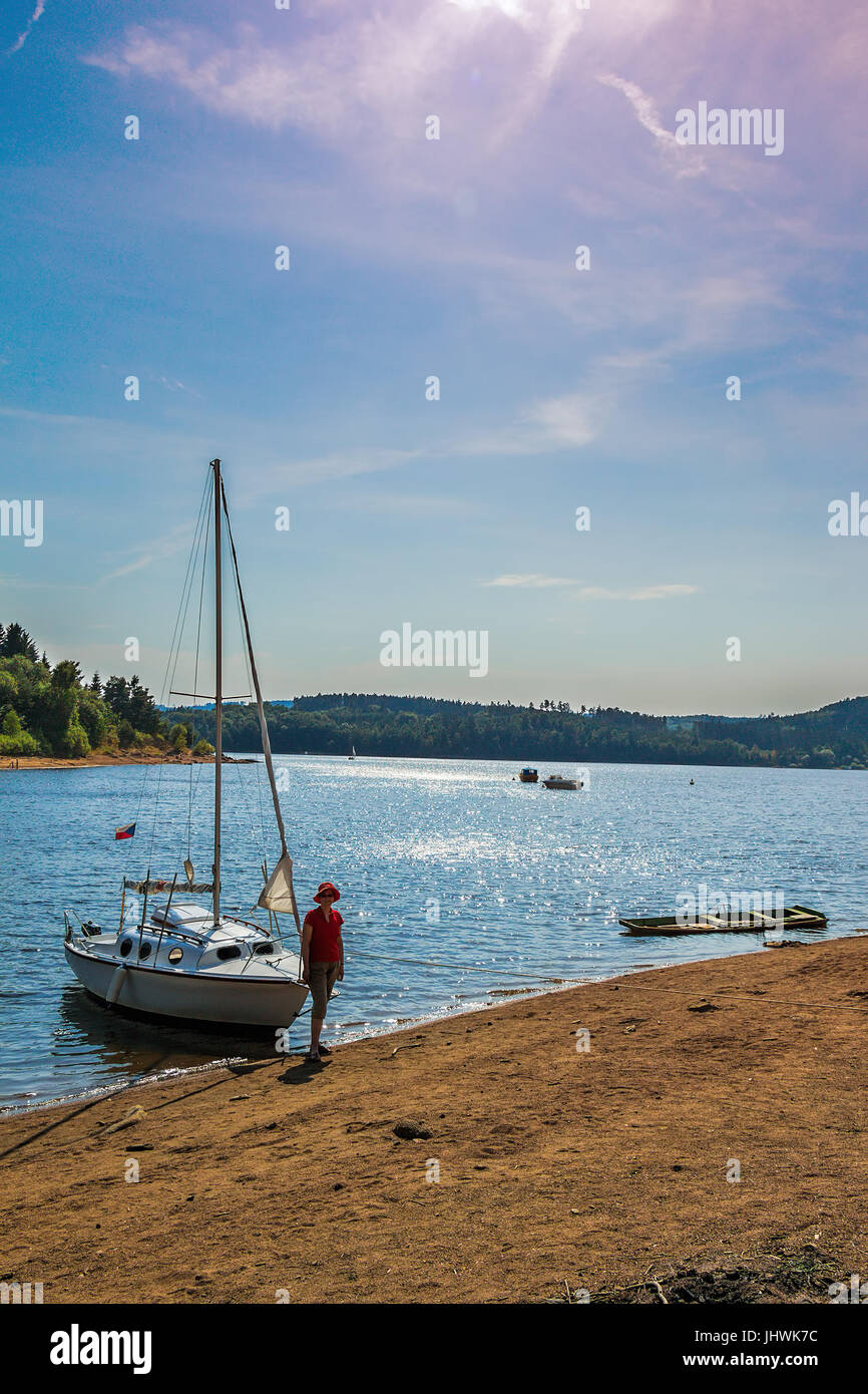 Petit bateau à bord du petit lac, en fin d'après-midi. lake orlik, 100 km au sud de Prague. Banque D'Images