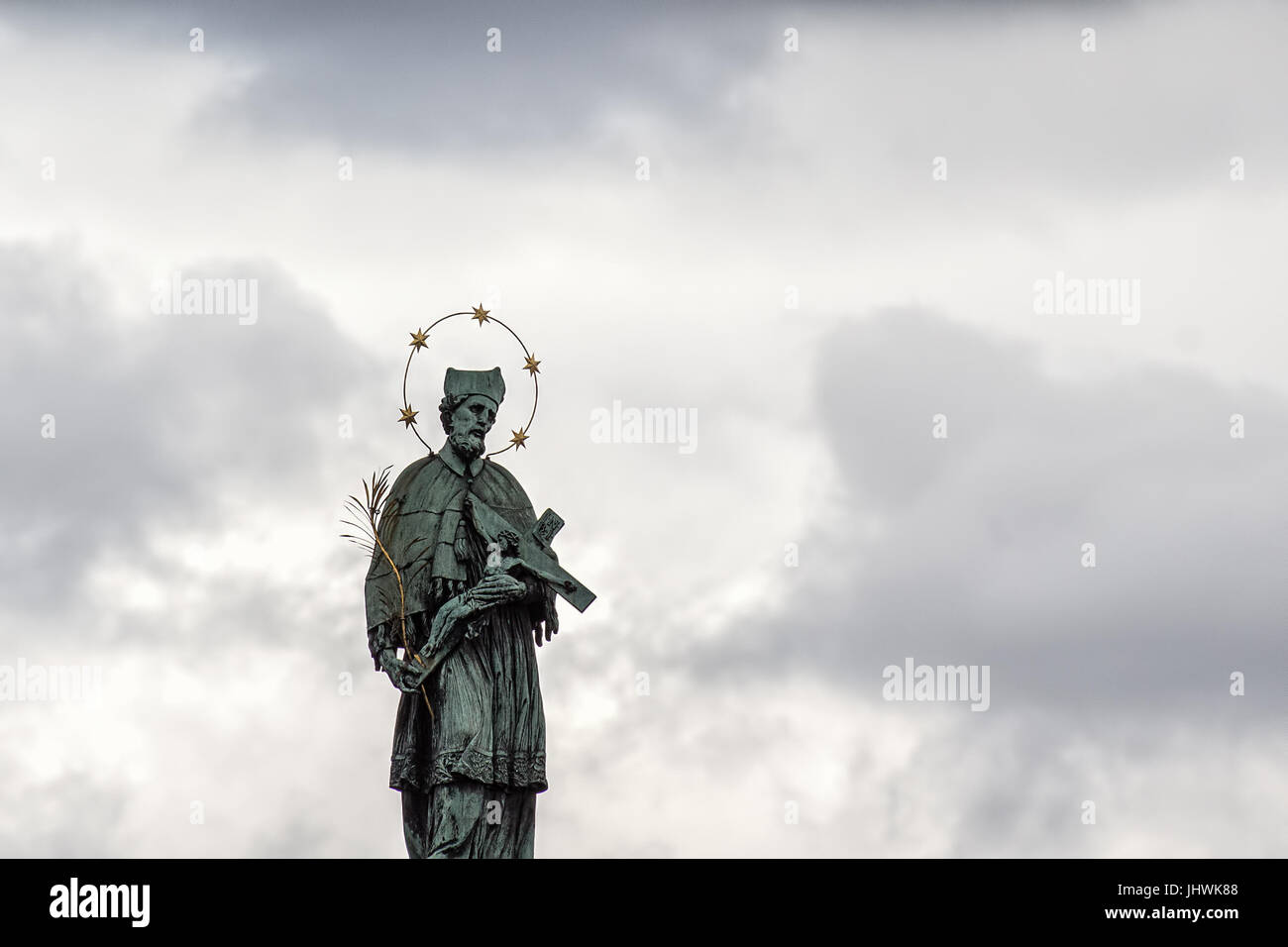 Statue religieuse historique contre ciel dramatique Banque D'Images