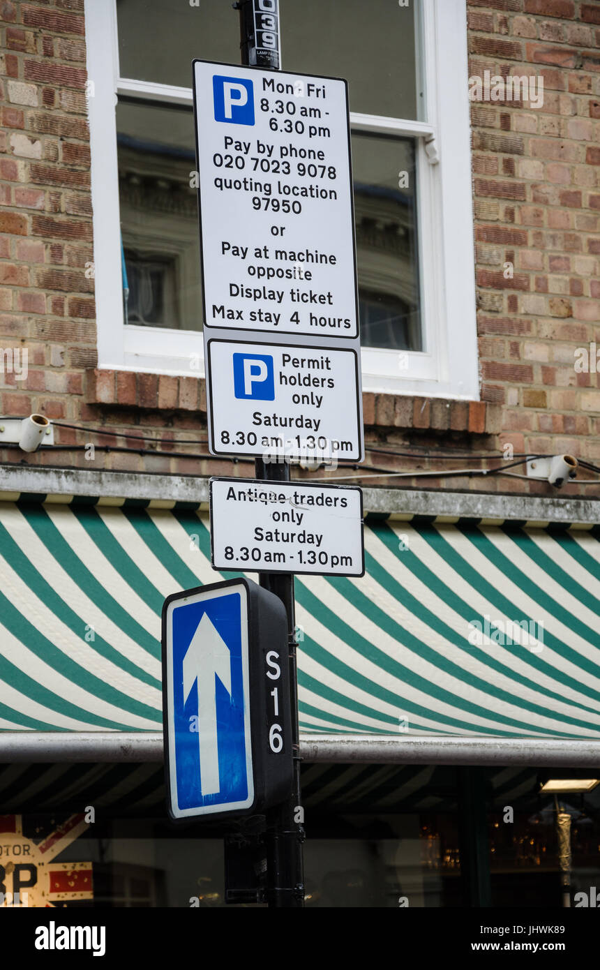 Des interdictions de stationnement sur Portobello Road à Notting Hill, Londres. Banque D'Images