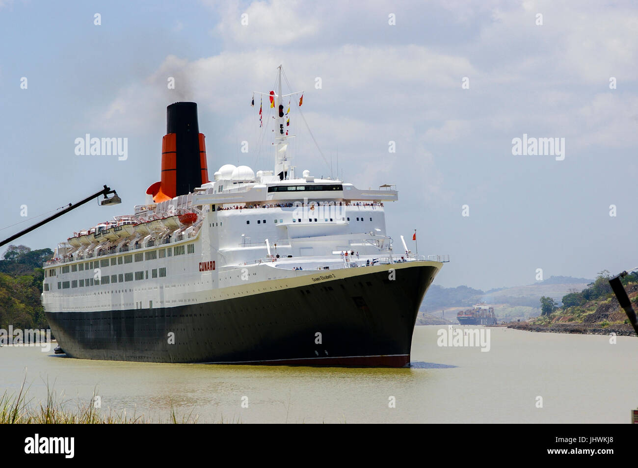 Le Queen Elizabeth 2 bateau de croisière dans son dernier passage du canal de Panama Banque D'Images