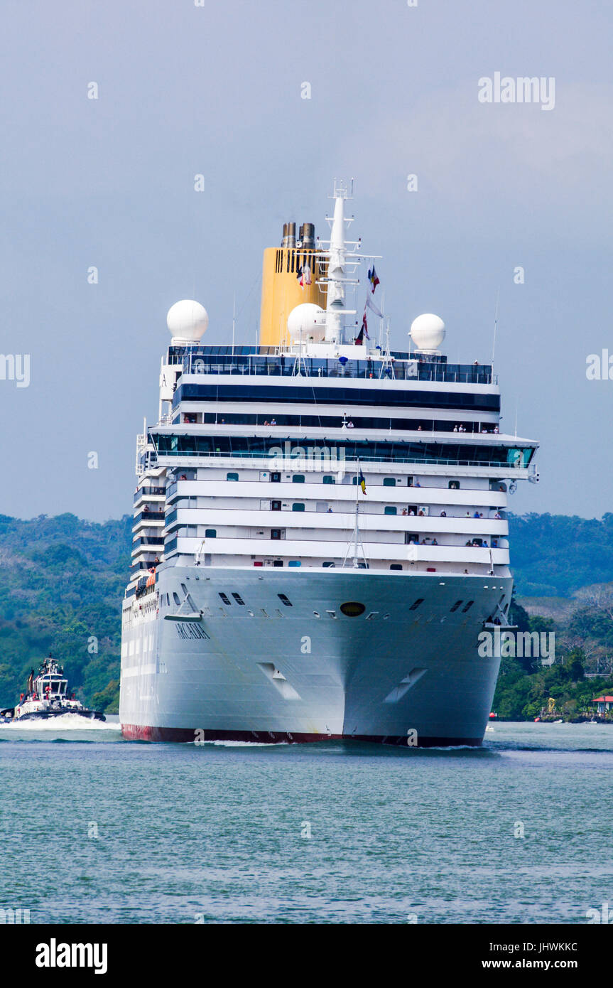 L'Arcadia bateau de croisière dans le canal de Panama Photo Stock Alamy