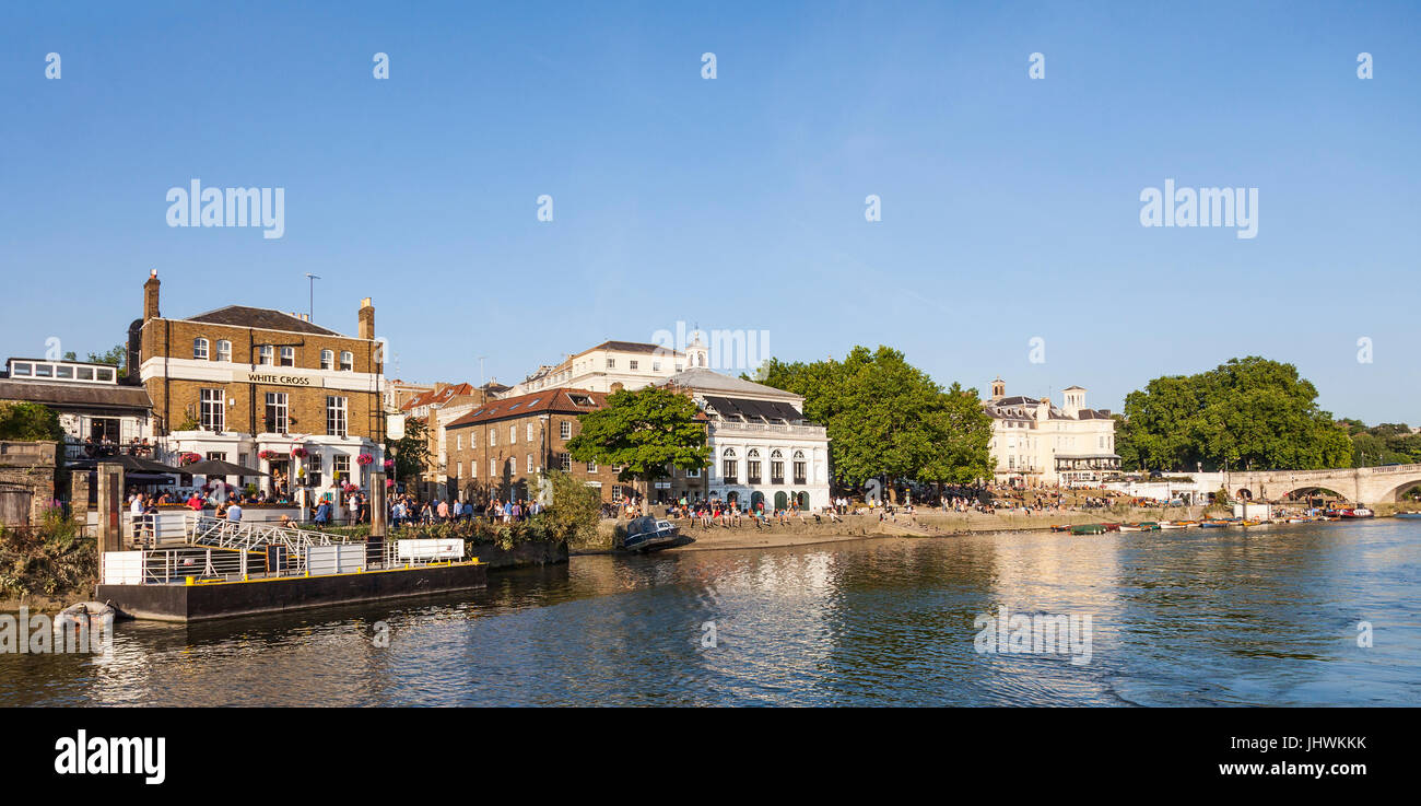 Une soirée d'été sur les rives de la Tamise, Richmond upon Thames, London. Les marcheurs et les clients de la Croix Blanche Pub, Slug & Lettuce restaura Banque D'Images