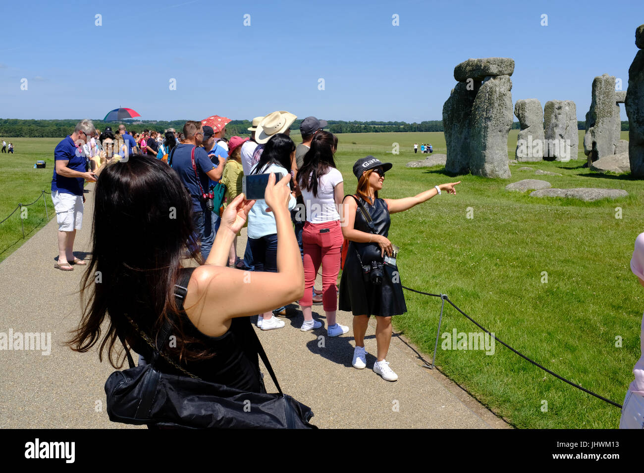 Les touristes à Stonehenge en Angleterre Banque D'Images