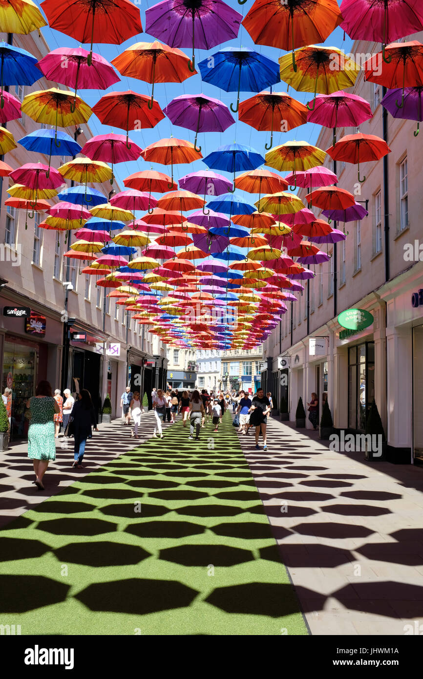 Ombrage parasols une rue de Bath, Angleterre Banque D'Images