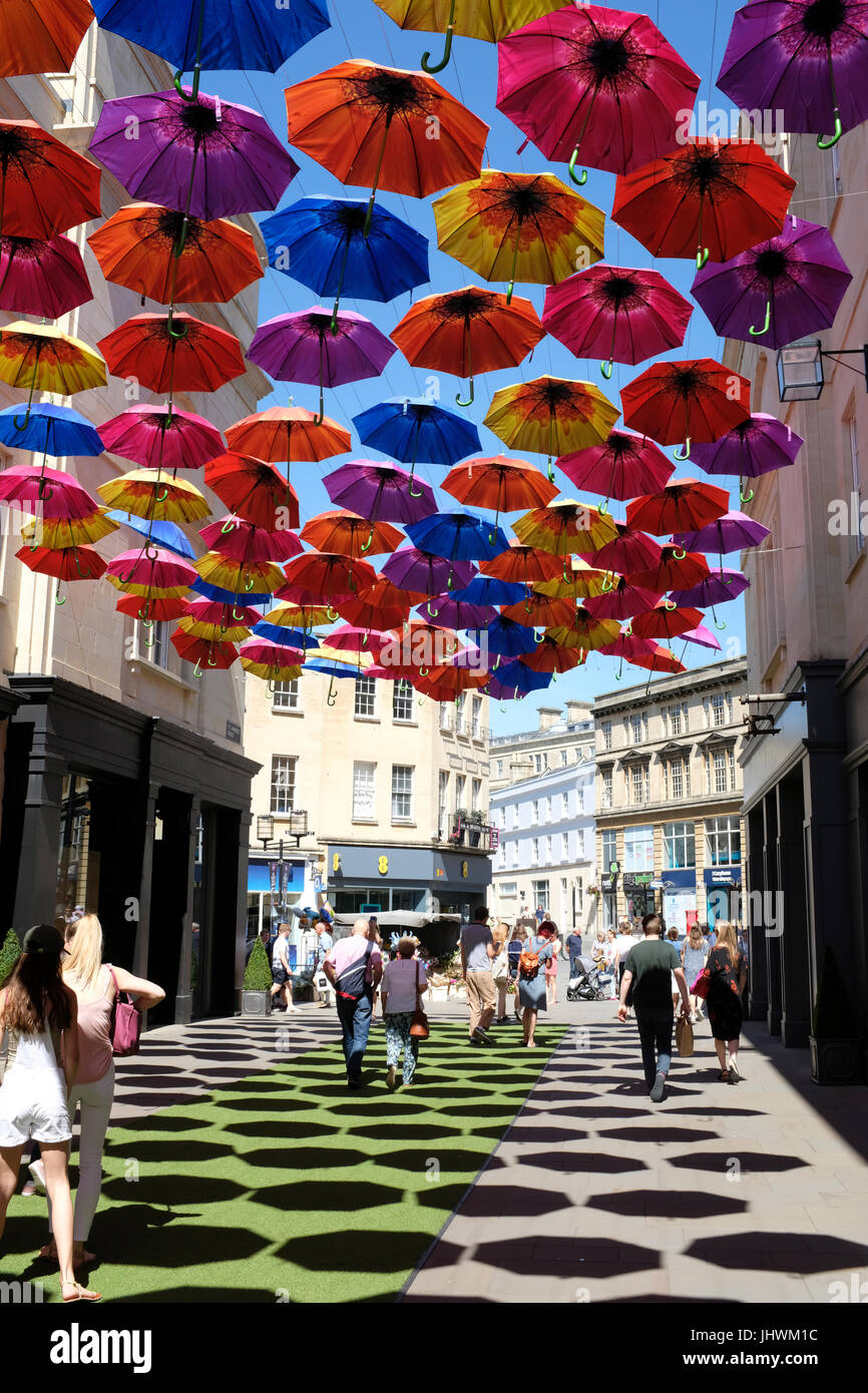 Ombrage parasols une rue de Bath, Angleterre Banque D'Images