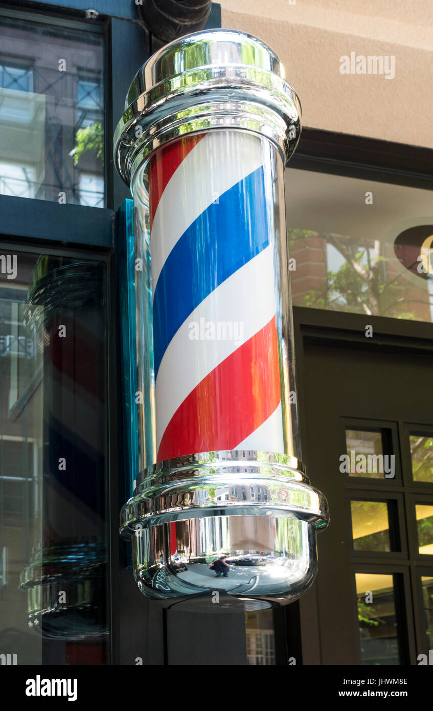 Des pôles à l'extérieur d'une boutique à New York City Banque D'Images