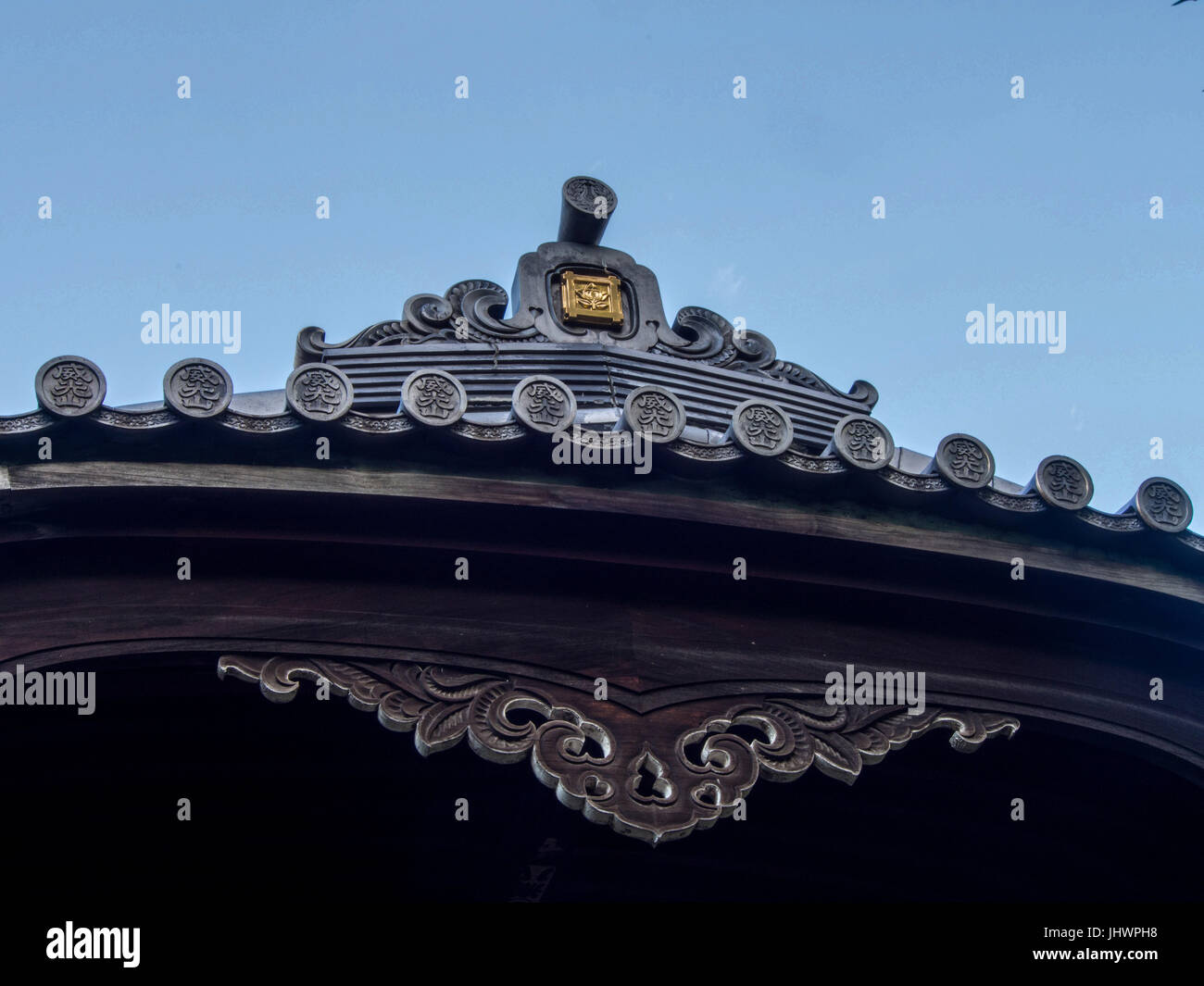 Carreaux décorés de bois sculpté et, détail d'un fleuron du toit du temple, Homyo-ji, Ikebukuro, Tokyo, Japon Banque D'Images