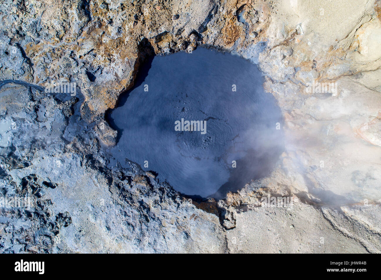 L'image aérienne d'une source d'eau chaude géothermique en Islande avec eau bouillonnante Banque D'Images