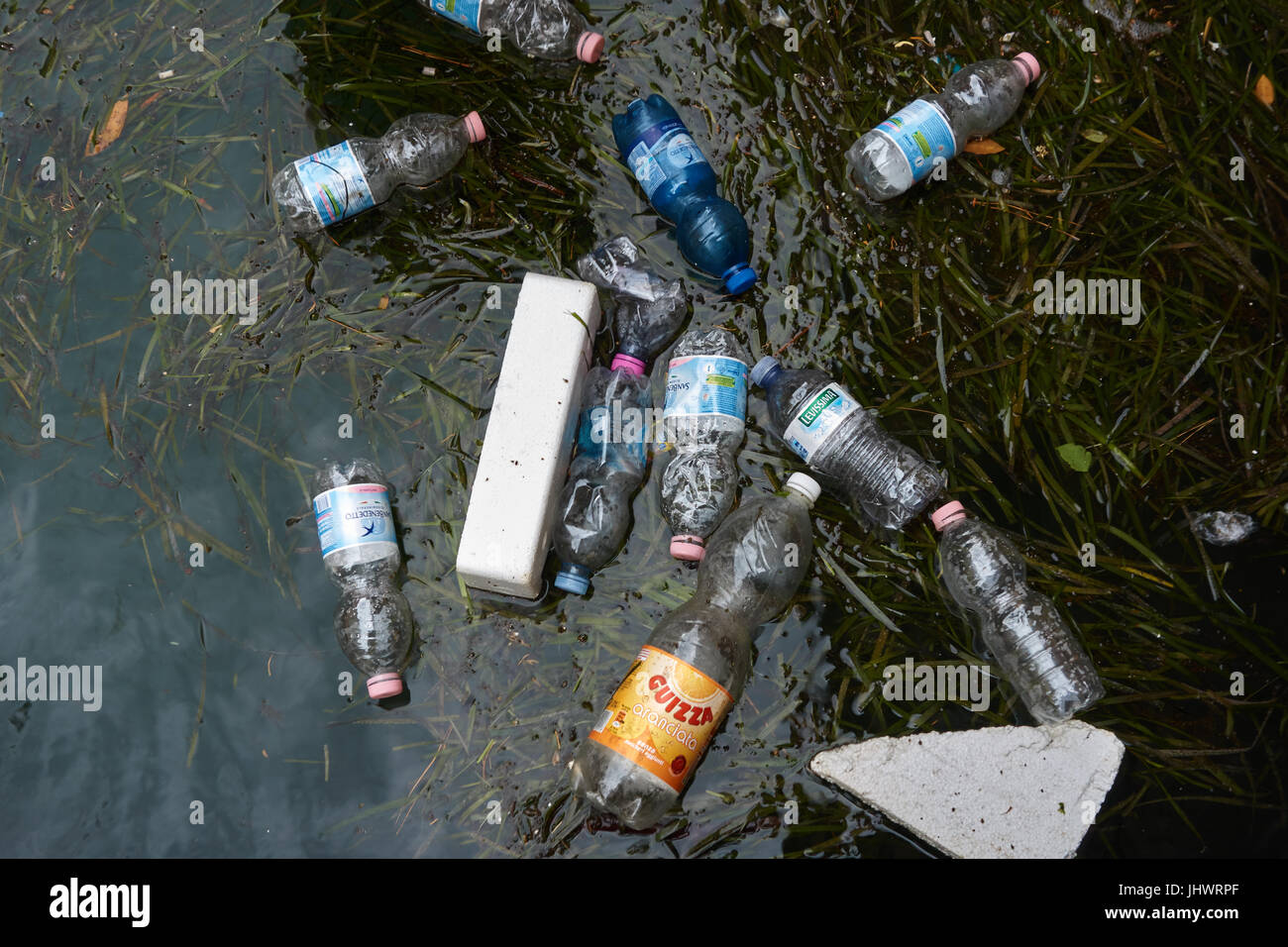 Les bouteilles en plastique qui flottent dans l'eau. Venise. Italie Banque D'Images