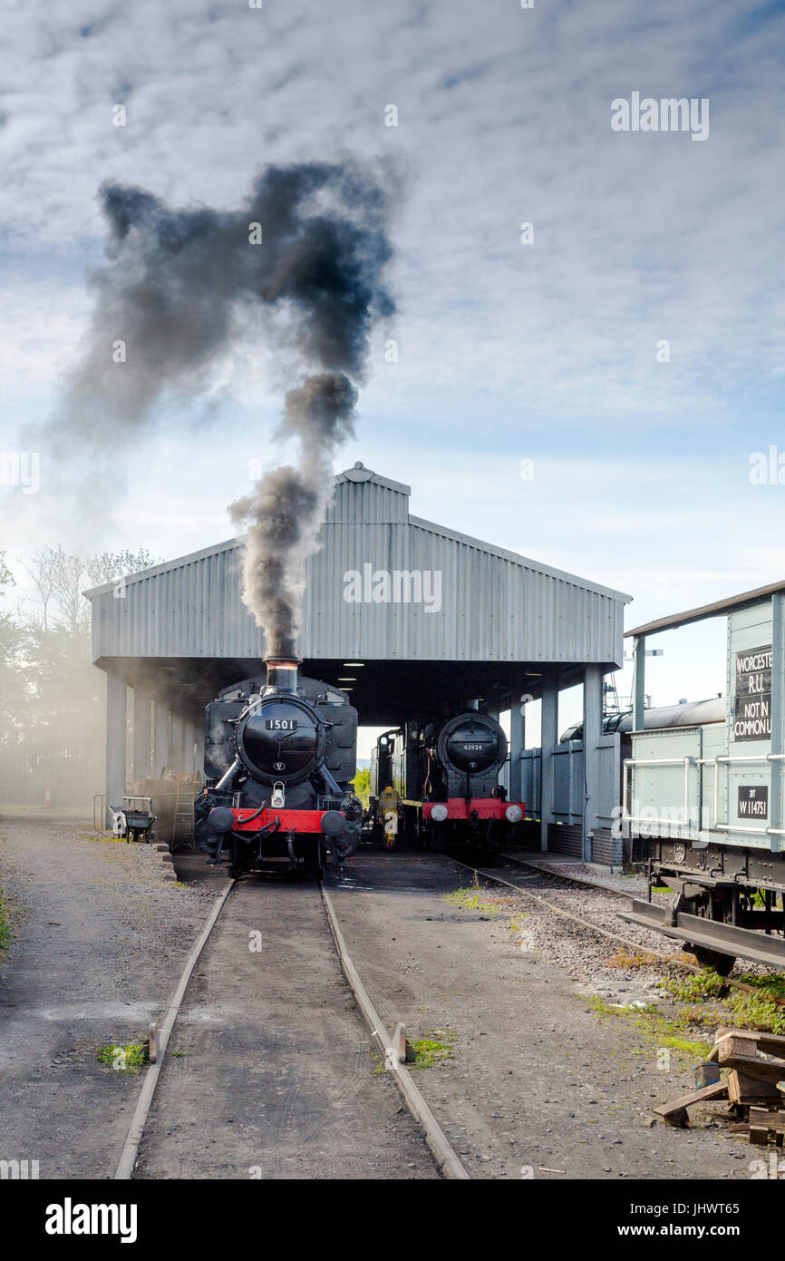 Ex-BR réservoir du moteur 1501 Évêques Lydeard frémissante à l'extérieur légèrement versé sur la West Somerset Railway, UK Banque D'Images