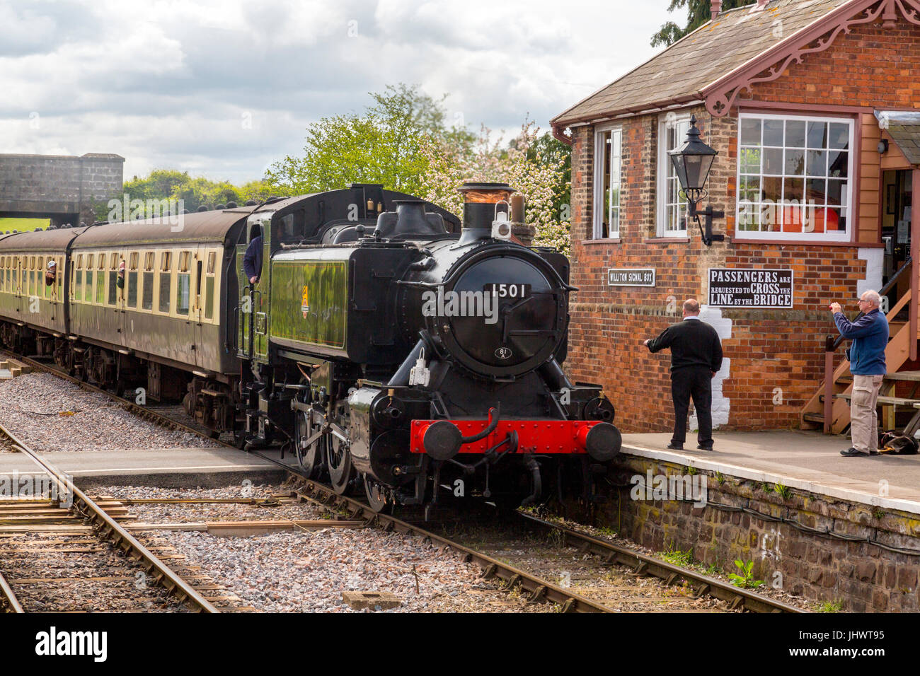 Ex-BR réservoir du moteur 1501 arrive à Williton gare avec un train à Minehead sur la West Somerset Railway, UK Banque D'Images