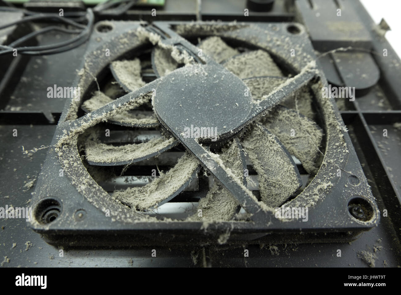 Les pales du ventilateur poussiéreux de refroidisseur du processeur de l'ordinateur. Close-up Banque D'Images