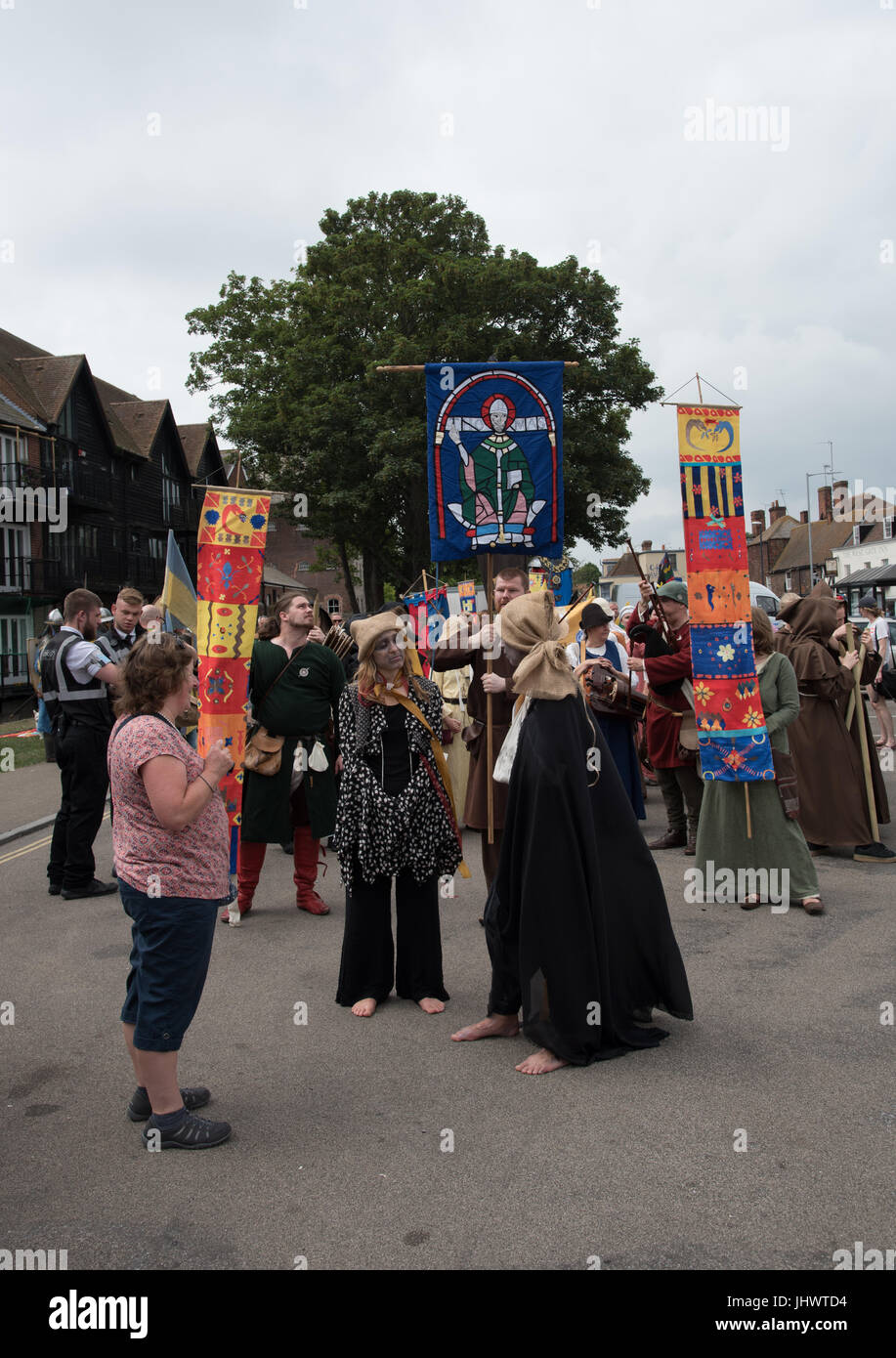 Canterbury, Kent, Royaume-Uni - 8 juillet 2017 : personnes défilant à la parade médiévale historique traditionnelle chaque année dans la ville de Canterbury dans le Kent Banque D'Images