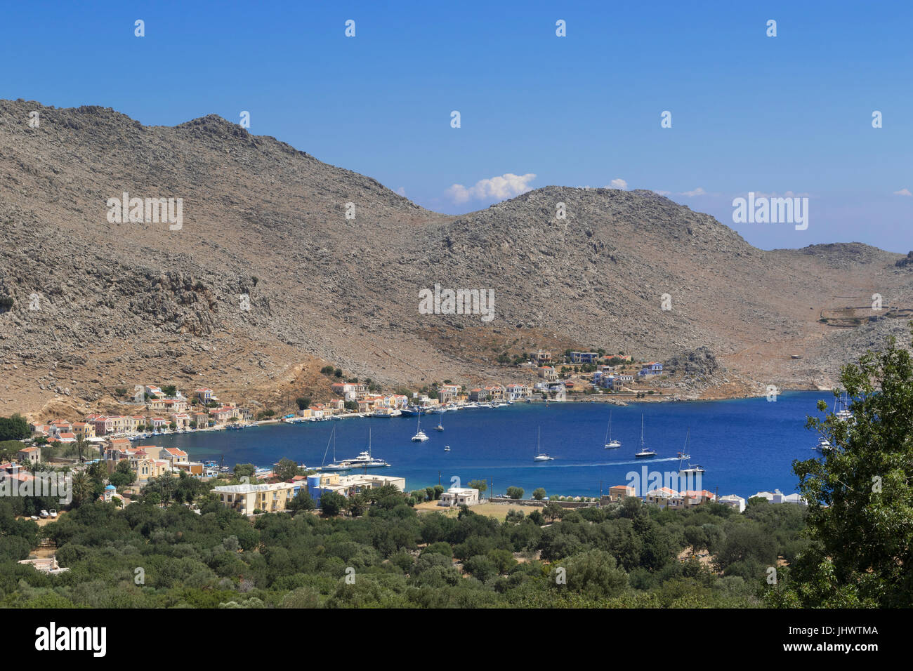 L'île de Symi, sud de la mer Egée, Grèce - la vue de la baie de Pedi Drakos, les vestiges d'une ancienne fortification dans les collines Banque D'Images