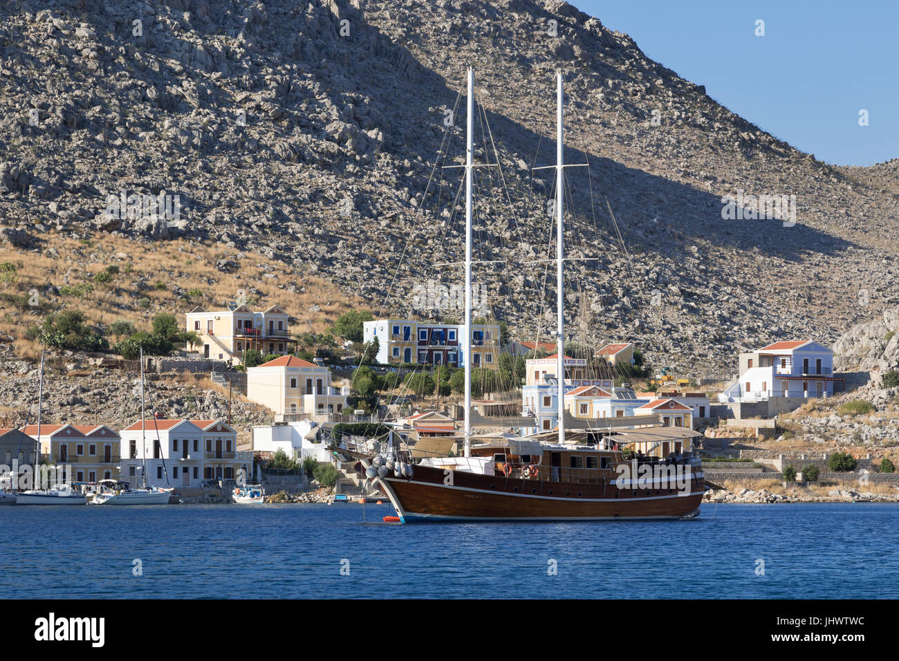 L'île de Symi, sud de la mer Egée, la Grèce Location - bateau de croisière à Pedi Banque D'Images