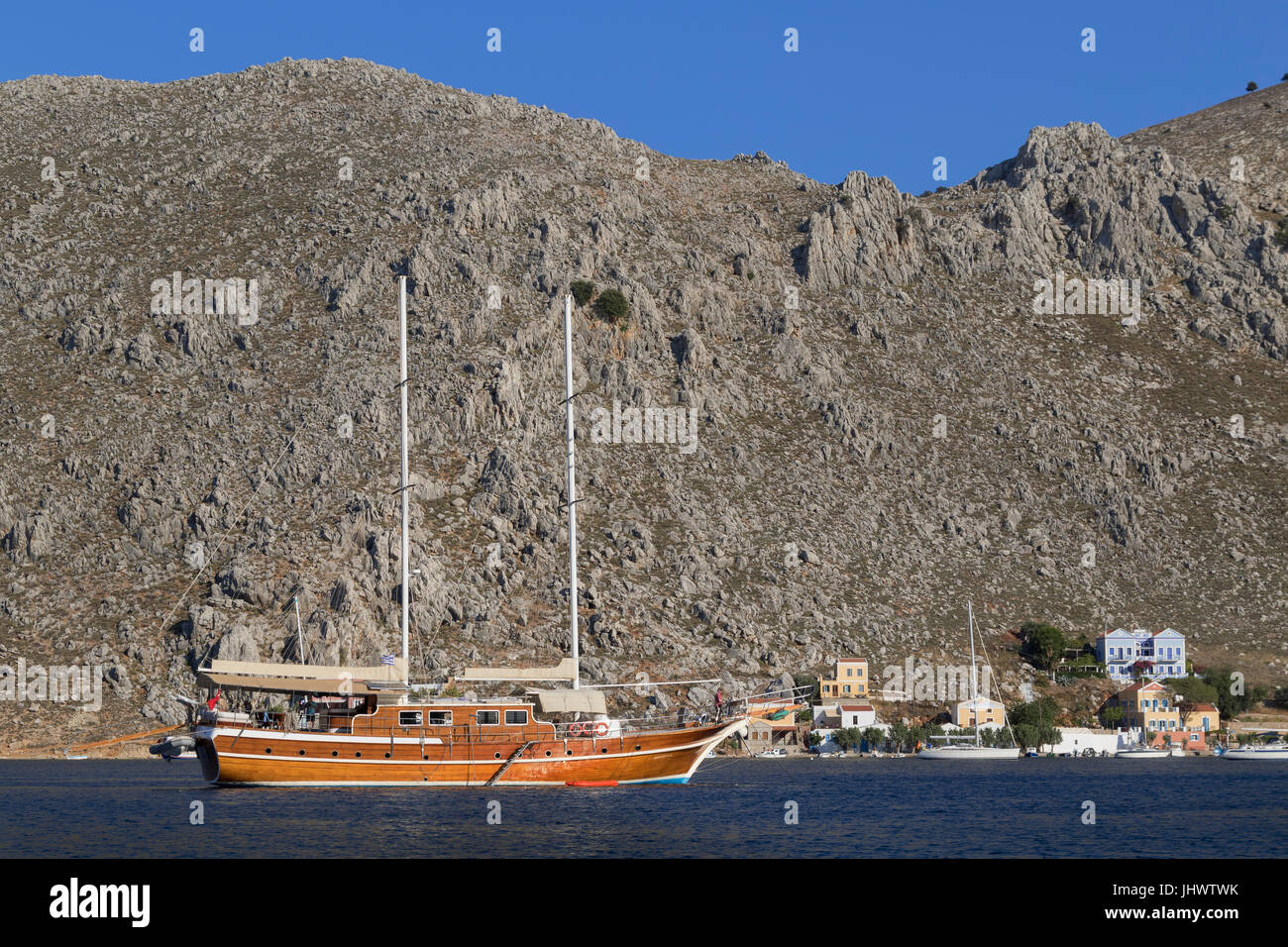 L'île de Symi, sud de la mer Egée, la Grèce Location - bateau de croisière à Pedi Banque D'Images