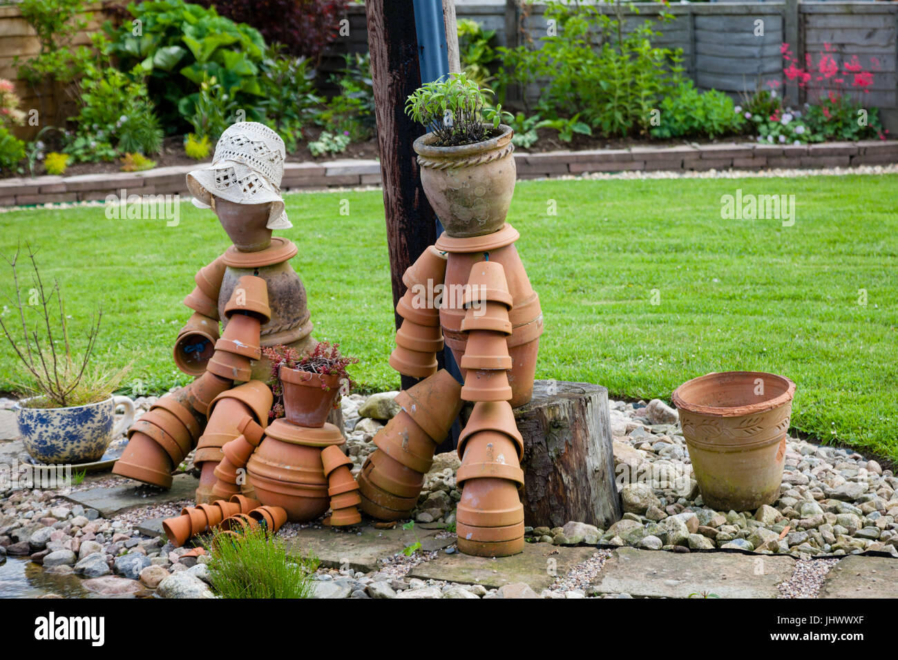 Jardin caractéristique de deux "hommes" fait à partir de pots de fleurs, la Grande-Bretagne UK Banque D'Images