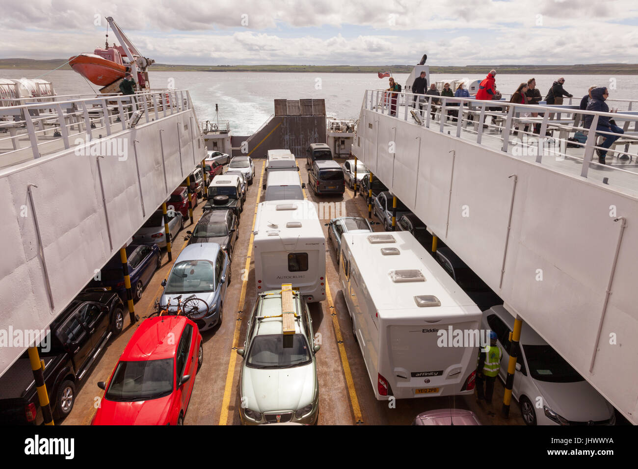 Les passagers et les véhicules à bord du ferry de Pentland branchies Bay dans la région de Caithness à St Margaret's Hope, South Ronaldsay à Orkney UK Banque D'Images