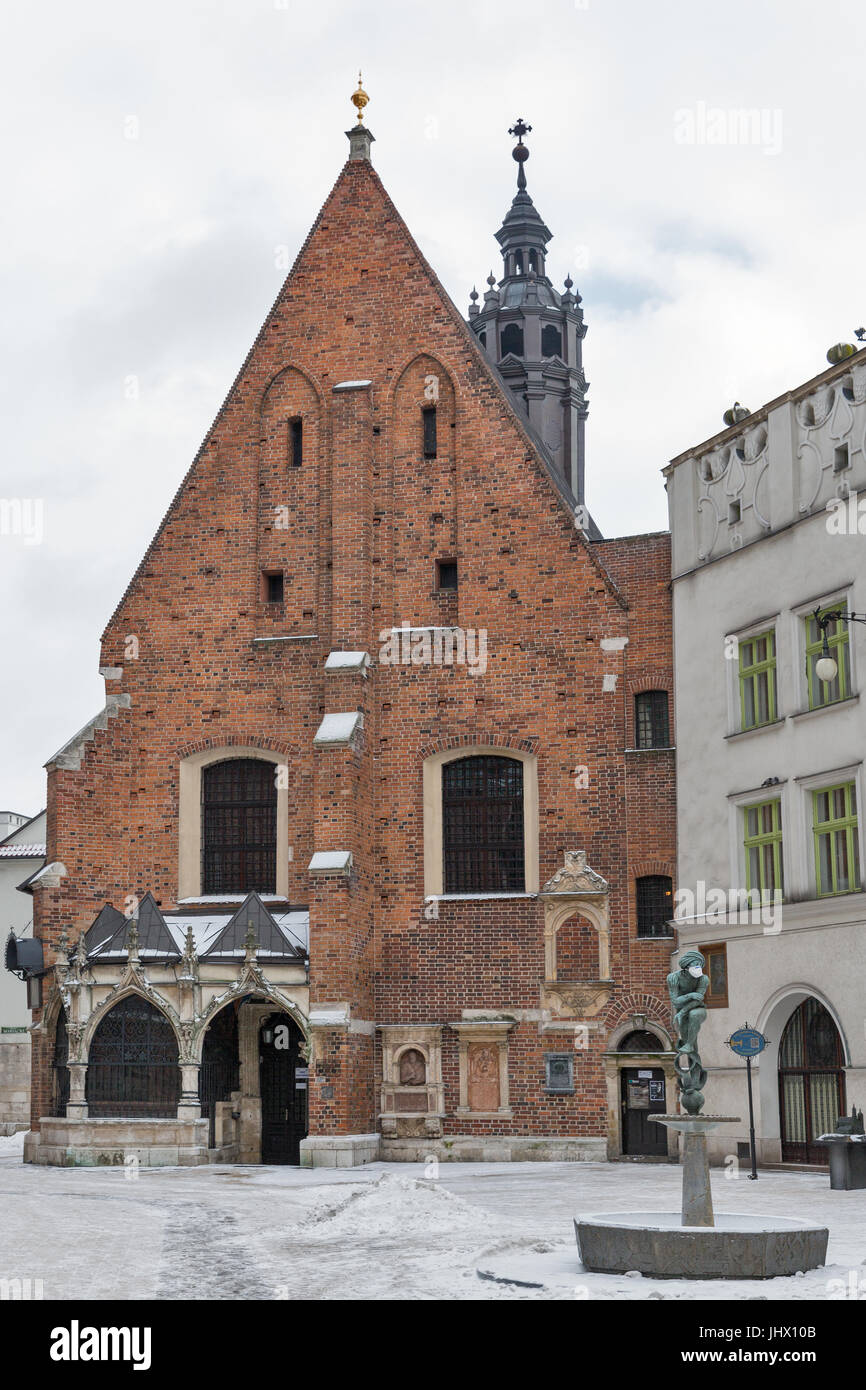 Cracovie, Pologne - 12 janvier 2017 : l'ancienne façade de l'église St Barbara sur la place principale du marché, en vieille ville. Cracovie est le deuxième plus grand et l'un des Banque D'Images