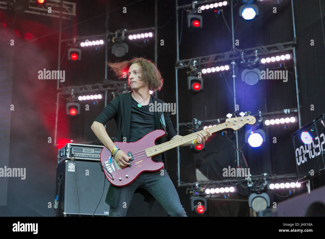 KIEV, UKRAINE - Juillet 02, 2017 : le groupe de rock ukrainien Sinoptik, lauréat Global Battle of the Bands 2016, et son guitariste basse Dmitriy Sakir effectue liv Banque D'Images