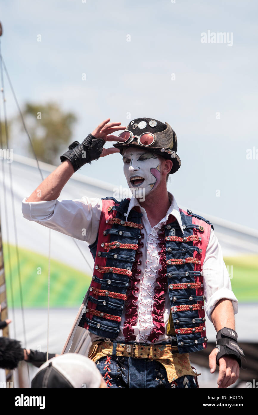 Costa Mesa, CA, USA - Le 14 juillet 2017 Artiste : Benjamin Gadbois avec les Chevaliers Dragons steampunk échassiers à l'Orange County Fair au Costa Mes Banque D'Images