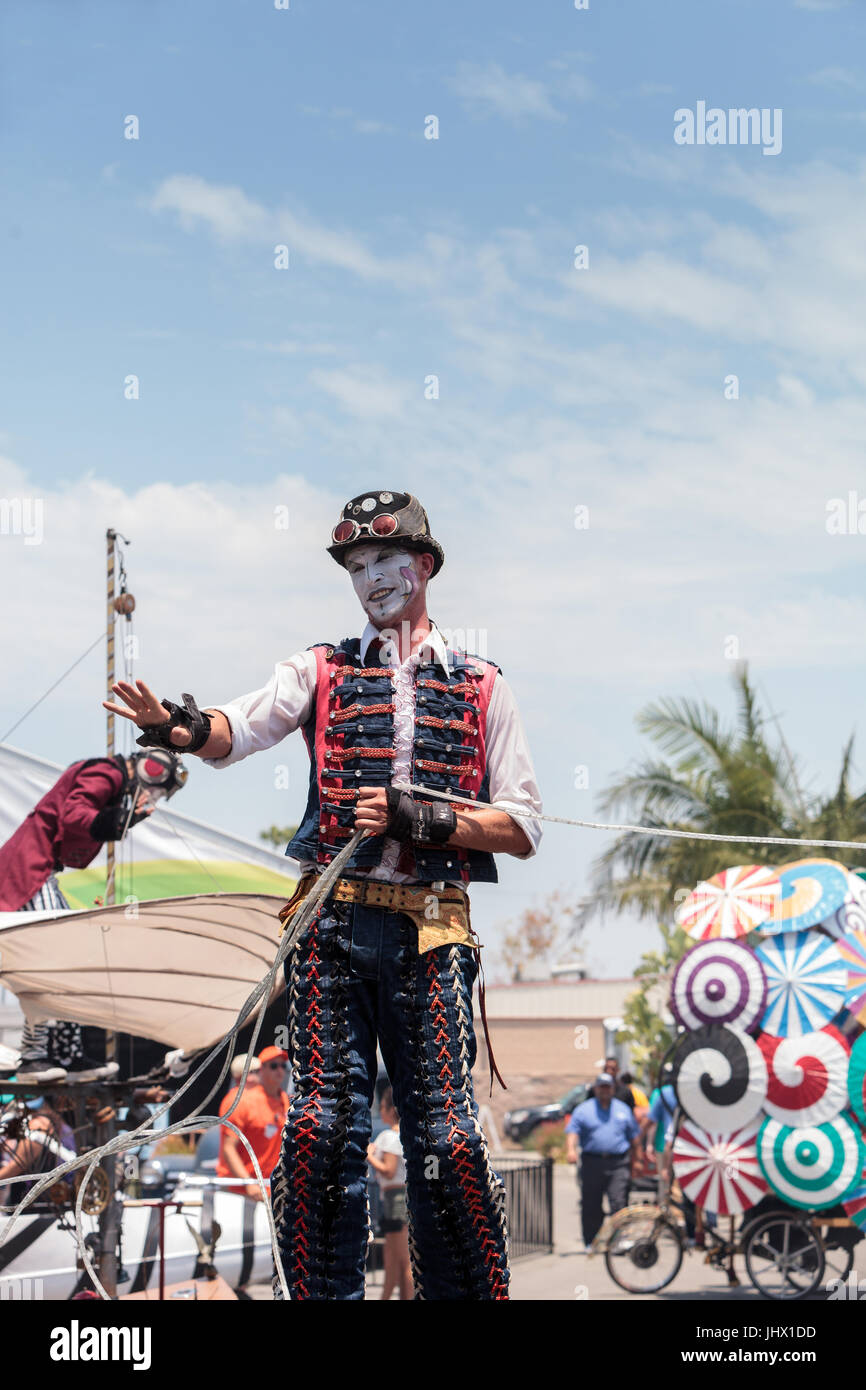 Costa Mesa, CA, USA - Le 14 juillet 2017 Artiste : Benjamin Gadbois avec les Chevaliers Dragons steampunk échassiers à l'Orange County Fair au Costa Mes Banque D'Images