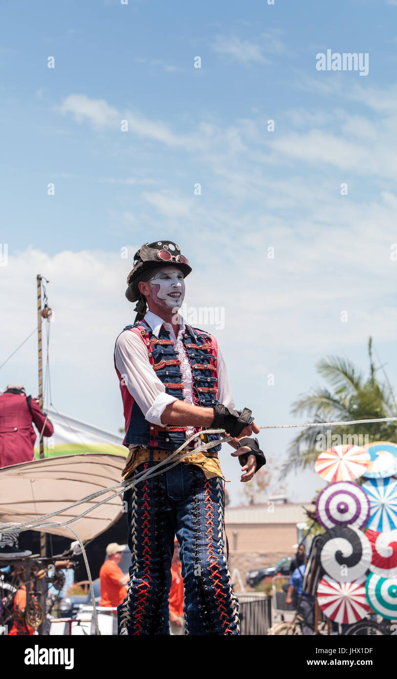 Costa Mesa, CA, USA - Le 14 juillet 2017 Artiste : Benjamin Gadbois avec les Chevaliers Dragons steampunk échassiers à l'Orange County Fair au Costa Mes Banque D'Images