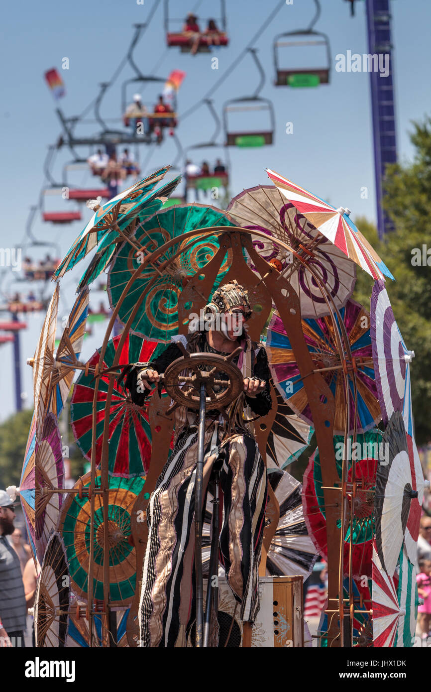 Costa Mesa, CA, USA - Le 14 juillet 2017 : artiste de cirque théâtral Derrick Gilday, partie de mangues et de Dango, effectue avec Chevaliers Dragons steampunk stilt wa Banque D'Images