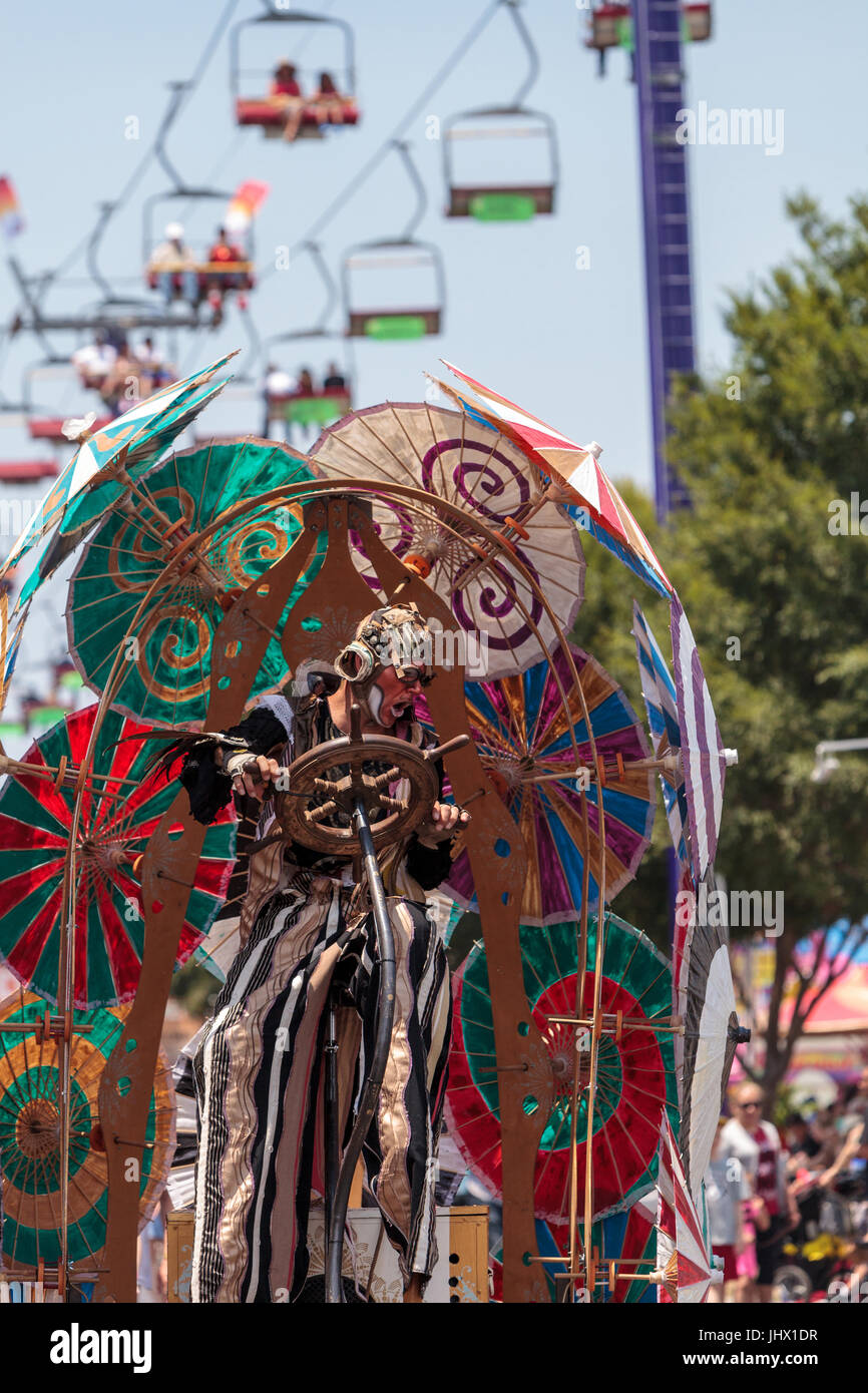 Costa Mesa, CA, USA - Le 14 juillet 2017 : artiste de cirque théâtral Derrick Gilday, partie de mangues et de Dango, effectue avec Chevaliers Dragons steampunk stilt wa Banque D'Images