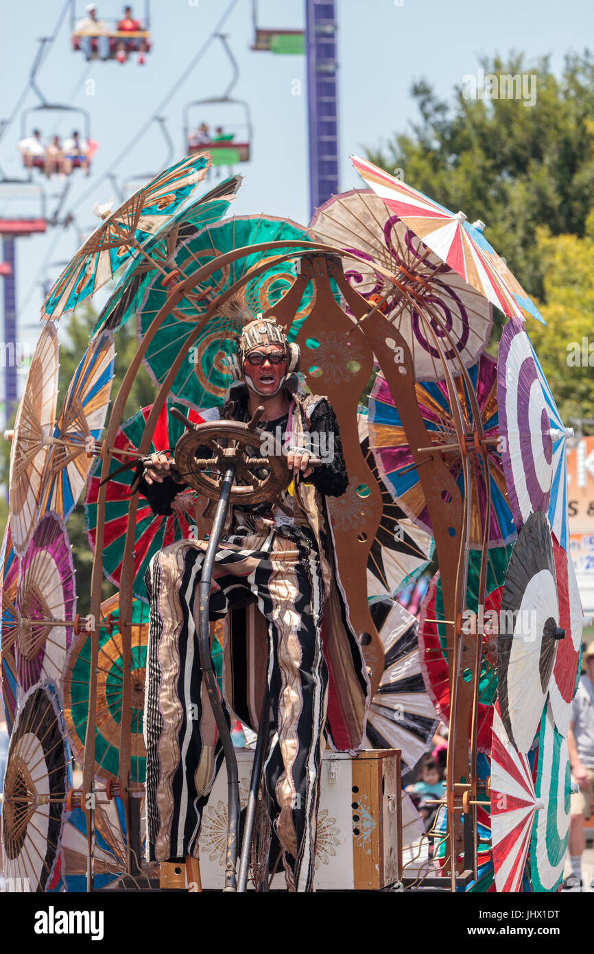 Costa Mesa, CA, USA - Le 14 juillet 2017 : artiste de cirque théâtral Derrick Gilday, partie de mangues et de Dango, effectue avec Chevaliers Dragons steampunk stilt wa Banque D'Images