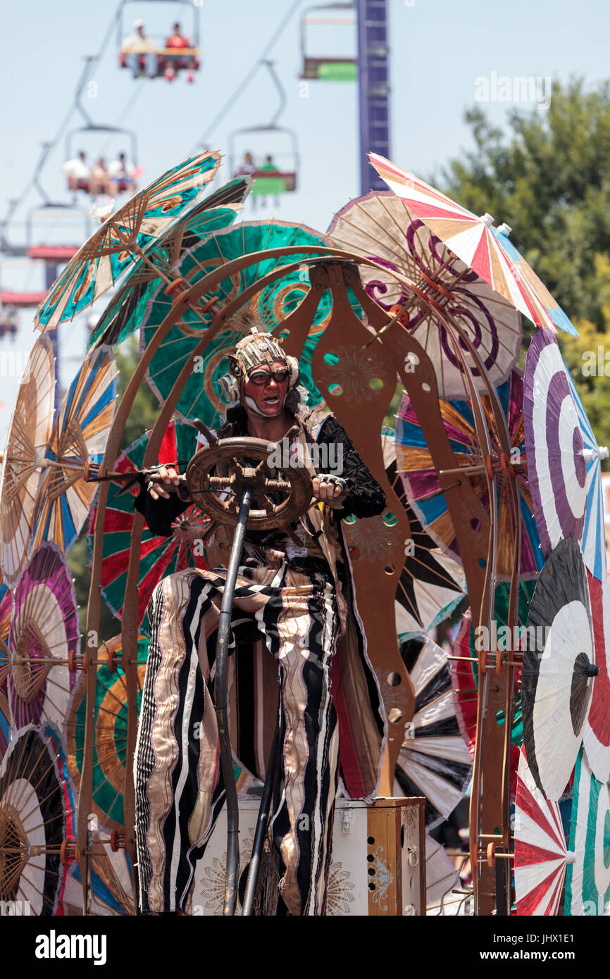 Costa Mesa, CA, USA - Le 14 juillet 2017 : artiste de cirque théâtral Derrick Gilday, partie de mangues et de Dango, effectue avec Chevaliers Dragons steampunk stilt wa Banque D'Images