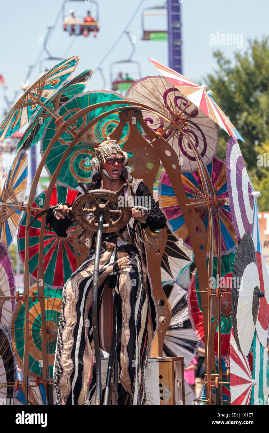 Costa Mesa, CA, USA - Le 14 juillet 2017 : artiste de cirque théâtral Derrick Gilday, partie de mangues et de Dango, effectue avec Chevaliers Dragons steampunk stilt wa Banque D'Images