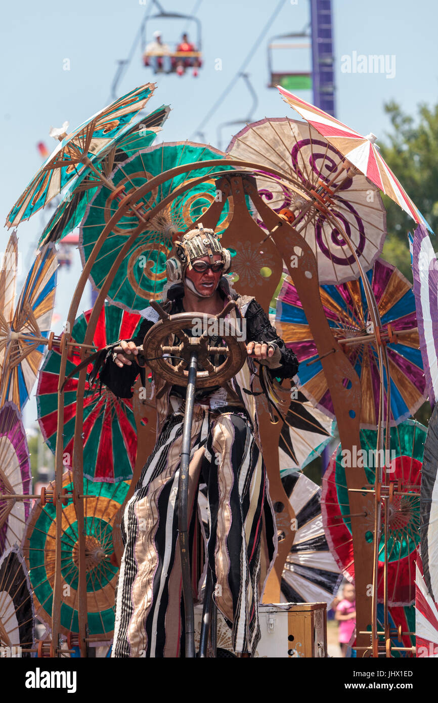 Costa Mesa, CA, USA - Le 14 juillet 2017 : artiste de cirque théâtral Derrick Gilday, partie de mangues et de Dango, effectue avec Chevaliers Dragons steampunk stilt wa Banque D'Images