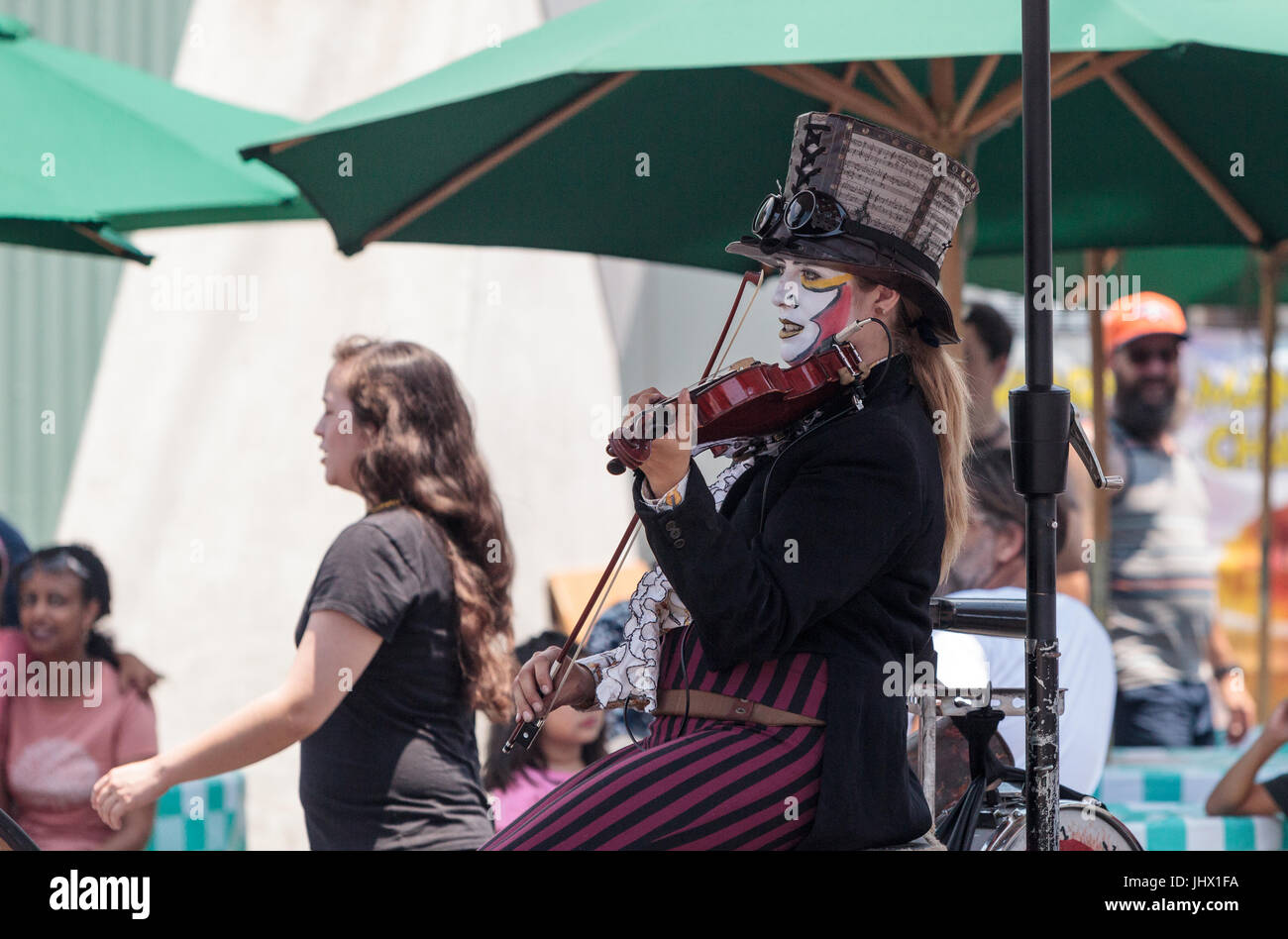 Costa Mesa, CA, USA - Le 14 juillet 2017 : Chevaliers Dragons steampunk échassiers effectuer à l'Orange County Fair à Costa Mesa, CA le 16 juillet 2016. Modifier Banque D'Images