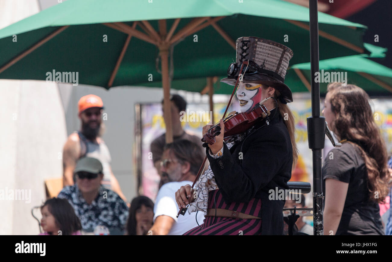 Costa Mesa, CA, USA - Le 14 juillet 2017 : Chevaliers Dragons steampunk échassiers effectuer à l'Orange County Fair à Costa Mesa, CA le 16 juillet 2016. Modifier Banque D'Images