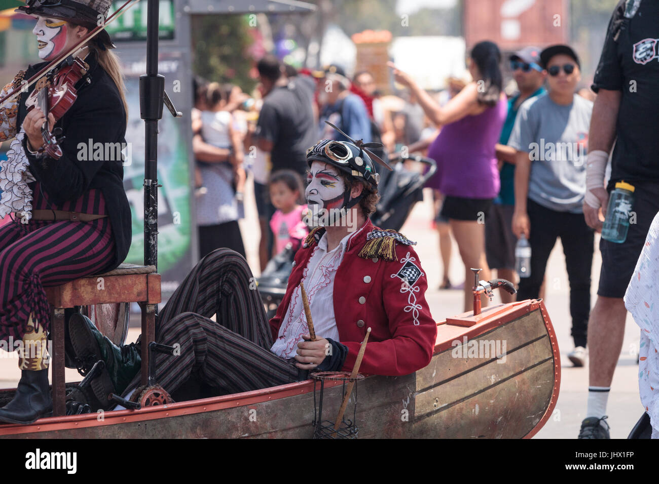 Costa Mesa, CA, USA - Le 14 juillet 2017 : Chevaliers Dragons steampunk échassiers effectuer à l'Orange County Fair à Costa Mesa, CA le 16 juillet 2016. Modifier Banque D'Images