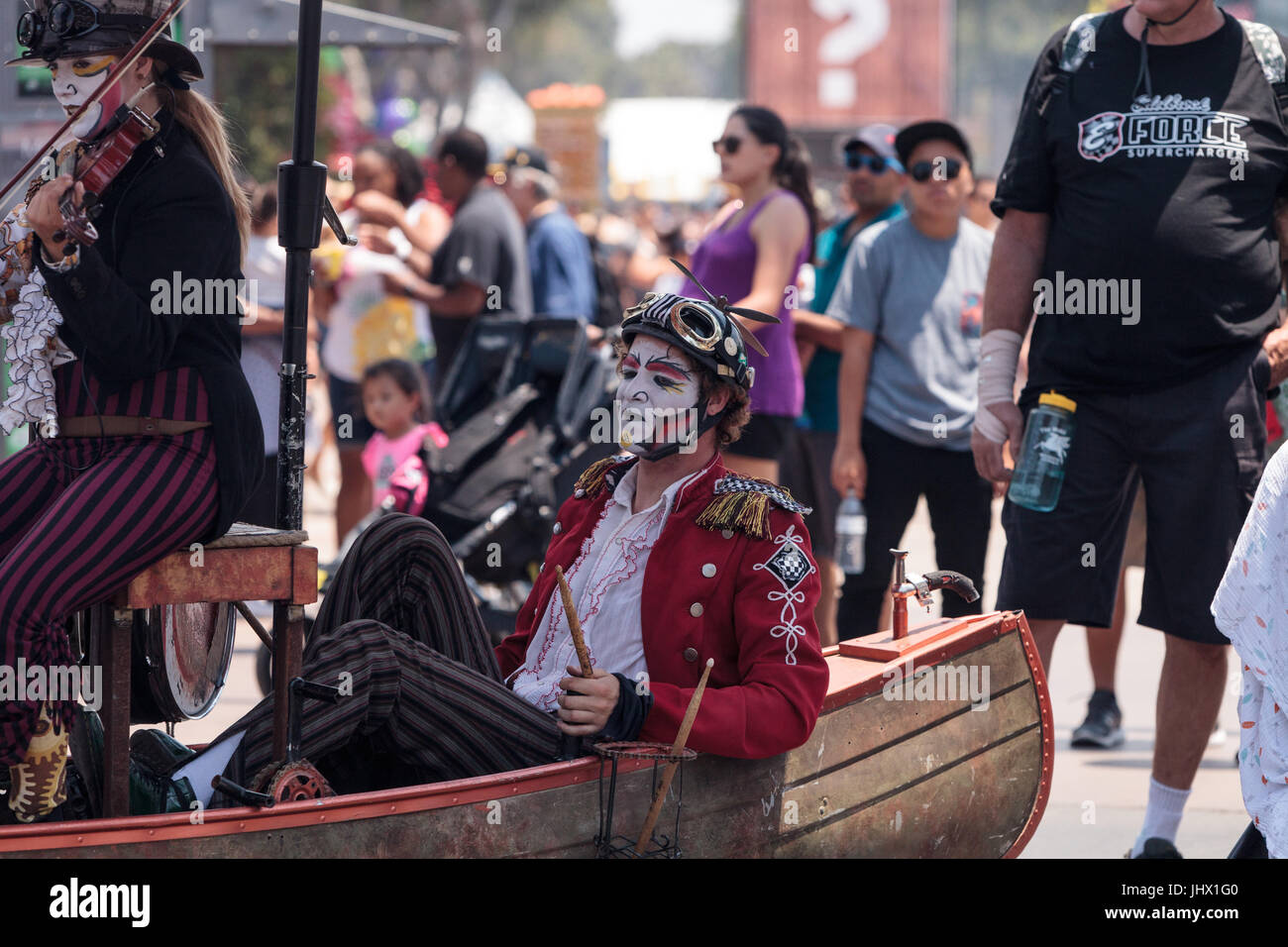 Costa Mesa, CA, USA - Le 14 juillet 2017 : Chevaliers Dragons steampunk échassiers effectuer à l'Orange County Fair à Costa Mesa, CA le 16 juillet 2016. Modifier Banque D'Images