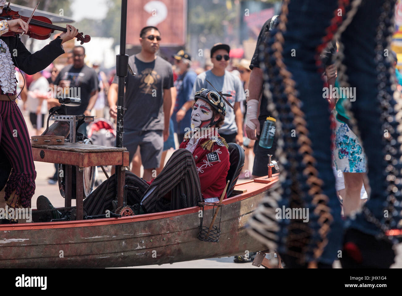 Costa Mesa, CA, USA - Le 14 juillet 2017 : Chevaliers Dragons steampunk échassiers effectuer à l'Orange County Fair à Costa Mesa, CA le 16 juillet 2016. Modifier Banque D'Images