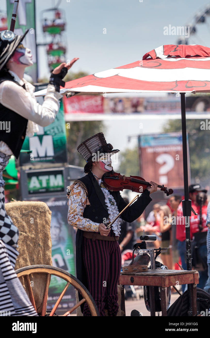 Costa Mesa, CA, USA - Le 14 juillet 2017 : Chevaliers Dragons steampunk échassiers effectuer à l'Orange County Fair à Costa Mesa, CA le 16 juillet 2016. Modifier Banque D'Images