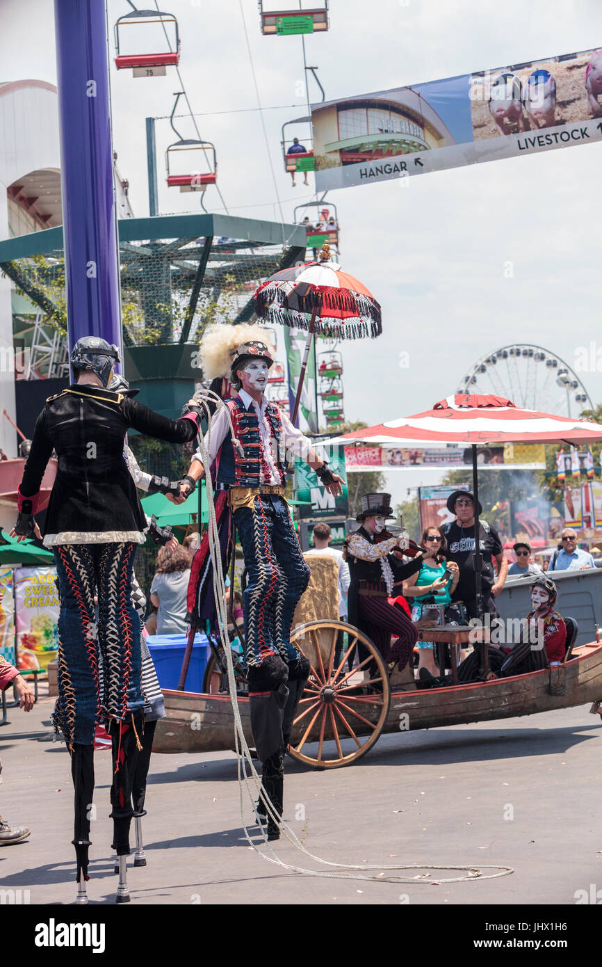 Costa Mesa, CA, USA - Le 14 juillet 2017 : Chevaliers Dragons steampunk échassiers effectuer à l'Orange County Fair à Costa Mesa, CA le 16 juillet 2016. Modifier Banque D'Images