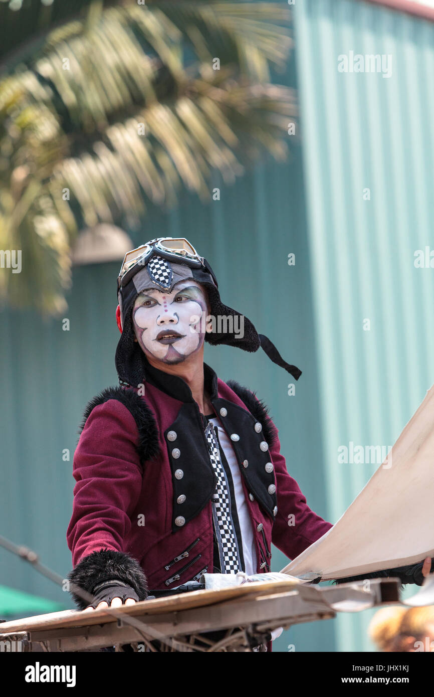 Costa Mesa, CA, USA - Le 14 juillet 2017 : Chevaliers Dragons steampunk échassiers effectuer à l'Orange County Fair à Costa Mesa, CA le 16 juillet 2016. Modifier Banque D'Images