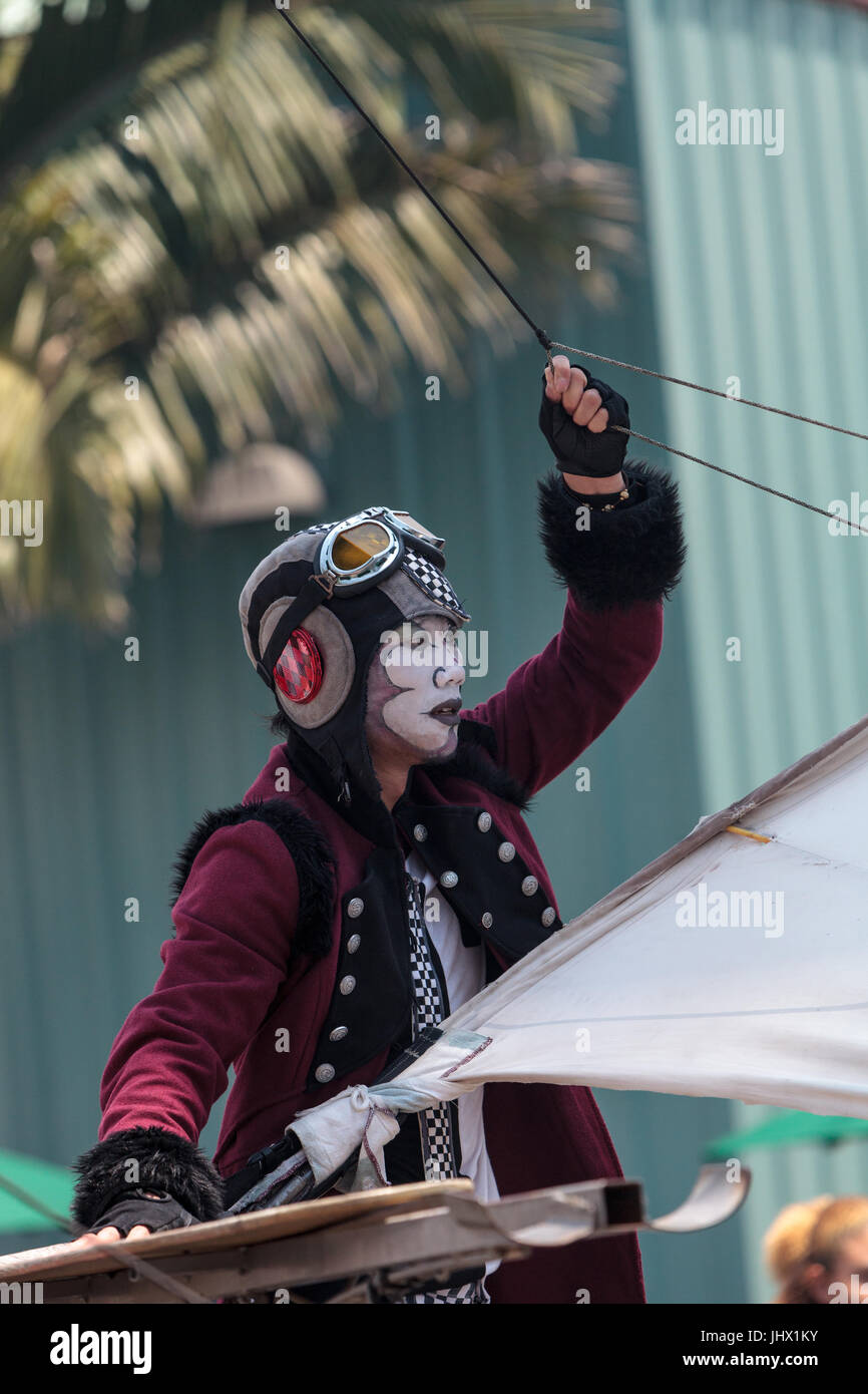 Costa Mesa, CA, USA - Le 14 juillet 2017 : Chevaliers Dragons steampunk échassiers effectuer à l'Orange County Fair à Costa Mesa, CA le 16 juillet 2016. Modifier Banque D'Images