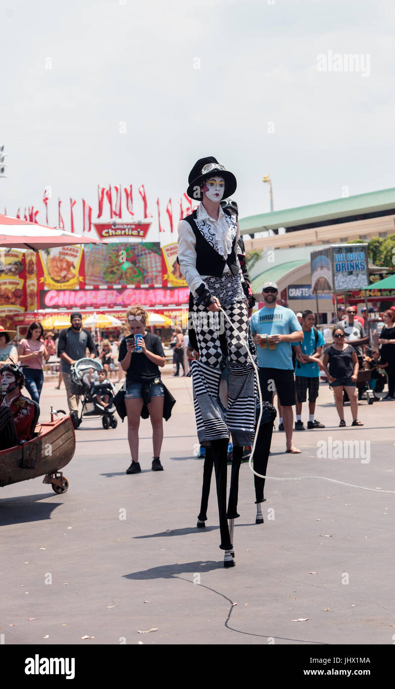 Costa Mesa, CA, USA - Le 14 juillet 2017 : Chevaliers Dragons steampunk échassiers effectuer à l'Orange County Fair à Costa Mesa, CA le 16 juillet 2016. Modifier Banque D'Images