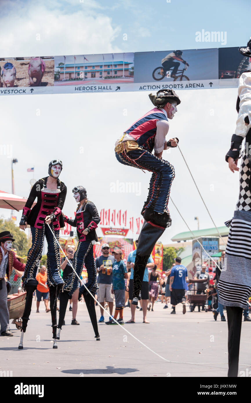 Costa Mesa, CA, USA - Le 14 juillet 2017 : Chevaliers Dragons steampunk échassiers effectuer à l'Orange County Fair à Costa Mesa, CA le 16 juillet 2016. Modifier Banque D'Images