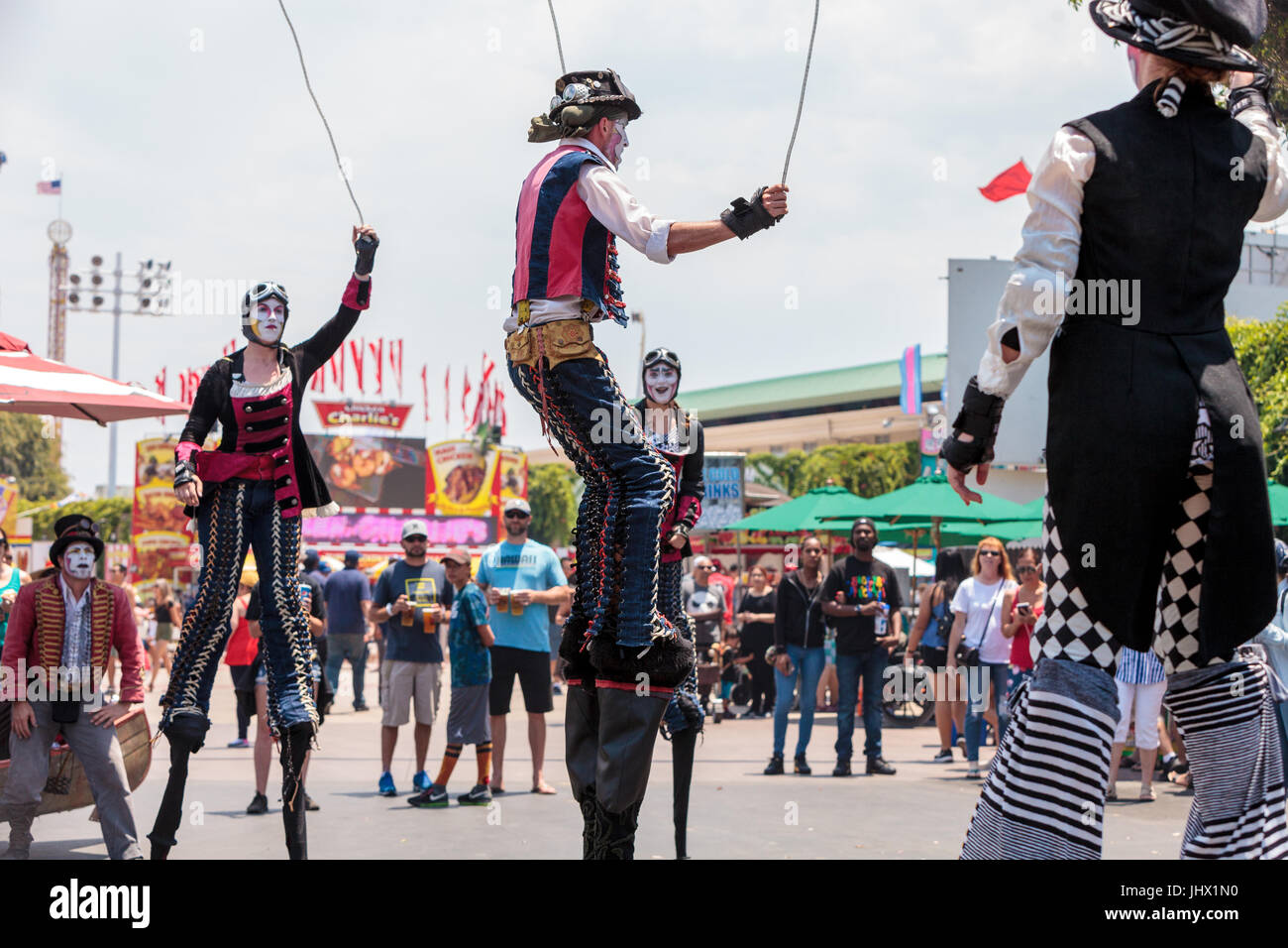 Costa Mesa, CA, USA - Le 14 juillet 2017 : Chevaliers Dragons steampunk échassiers effectuer à l'Orange County Fair à Costa Mesa, CA le 16 juillet 2016. Modifier Banque D'Images