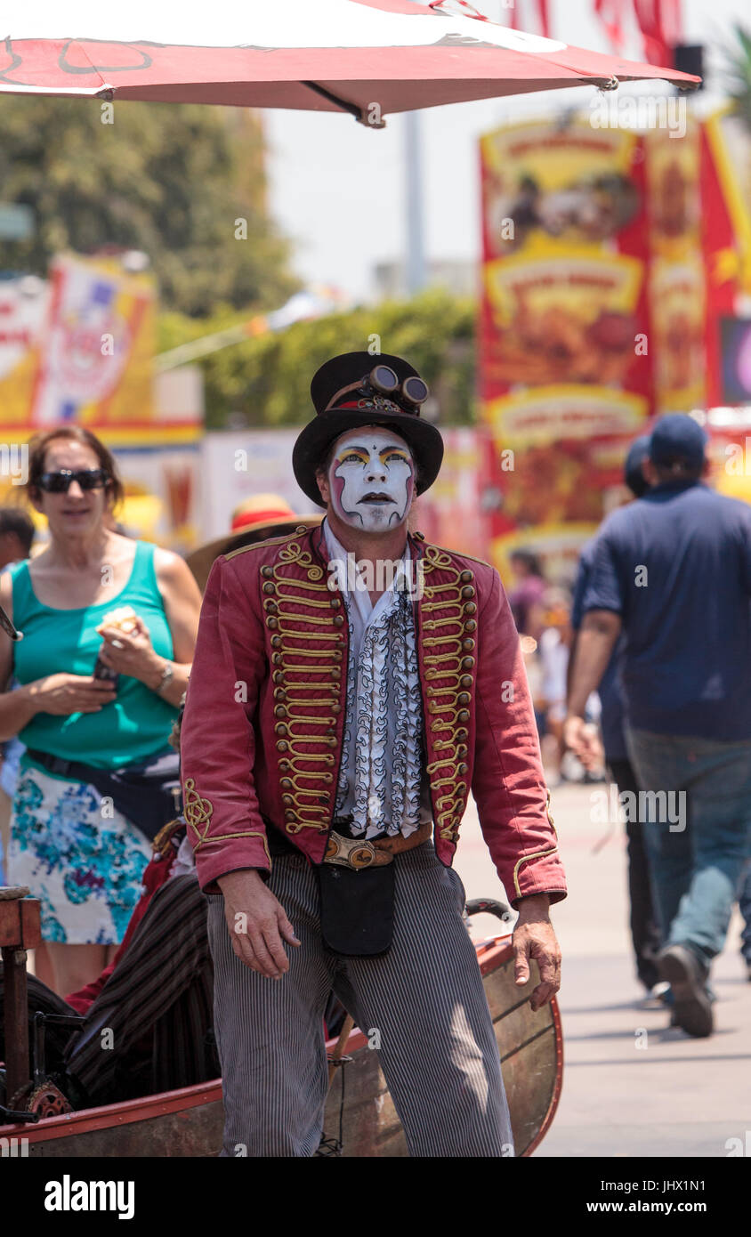 Costa Mesa, CA, USA - Le 14 juillet 2017 : Chevaliers Dragons steampunk échassiers effectuer à l'Orange County Fair à Costa Mesa, CA le 16 juillet 2016. Modifier Banque D'Images