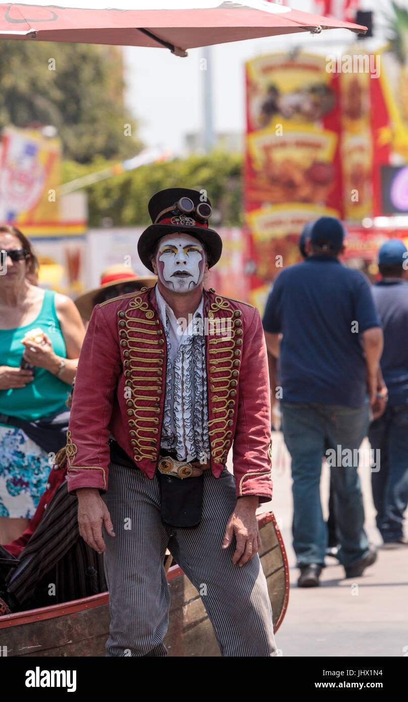 Costa Mesa, CA, USA - Le 14 juillet 2017 : Chevaliers Dragons steampunk échassiers effectuer à l'Orange County Fair à Costa Mesa, CA le 16 juillet 2016. Modifier Banque D'Images