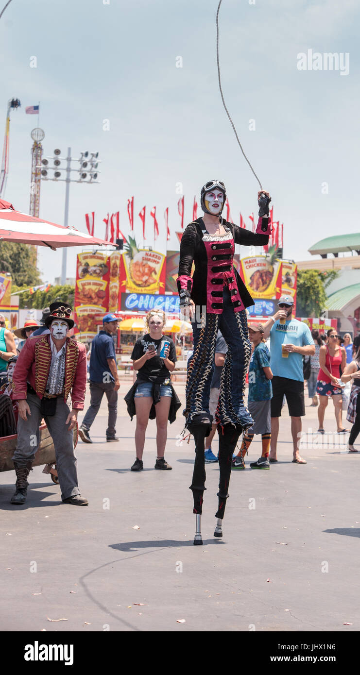 Costa Mesa, CA, USA - Le 14 juillet 2017 : Chevaliers Dragons steampunk échassiers effectuer à l'Orange County Fair à Costa Mesa, CA le 16 juillet 2016. Modifier Banque D'Images